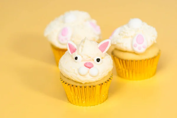 Easter Kelinci Cupcakes Pada Latar Belakang Kuning — Stok Foto