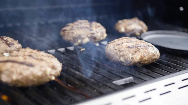 Gotowanie Hamburgerów Pasztecików Wołowych Grillu Gazowym — Zdjęcie stockowe