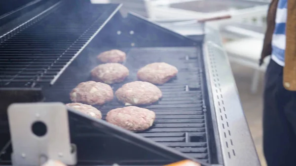 Cocinar Hamburguesas Empanadas Carne Una Parrilla Gas —  Fotos de Stock