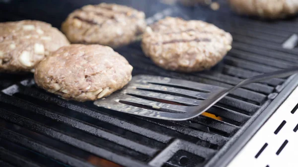 Kochen Hamburger Rindfleischpastete Auf Einem Gasgrill — Stockfoto