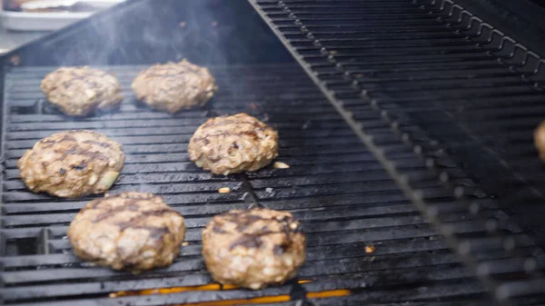 ガソリングリルでハンバーガーの牛肉のパテを調理 — ストック写真