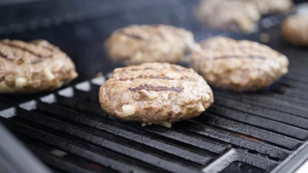 Hamburger Runderpasteitjes Koken Een Gasgrill — Stockfoto