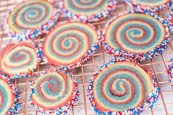 冷却ラック上の赤 青のピンホイールシュガークッキーを冷却します 7月4日のお祝いのデザート — ストック写真