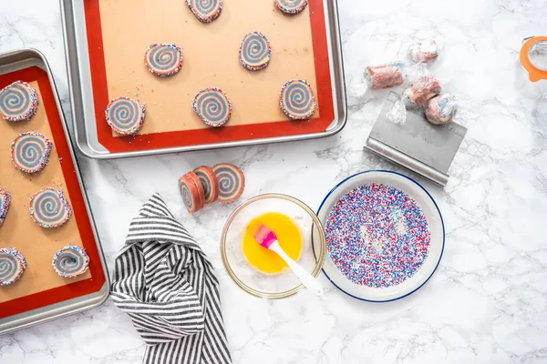 Flat Lay Baka Rött Vitt Och Blått Lyckohjul Sugar Cookies — Stockfoto