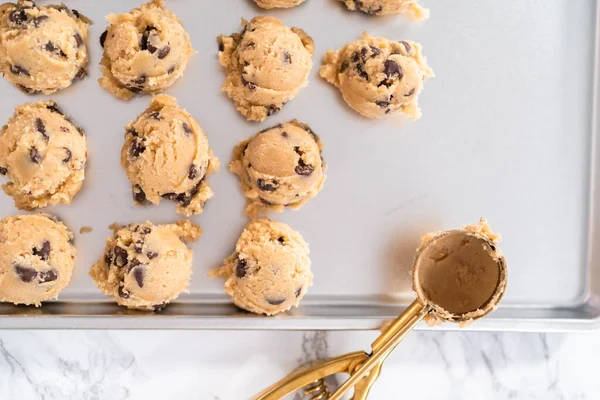 Galletas Chocolate Caseras Cucharadas Masa Una Bandeja Para Hornear —  Fotos de Stock