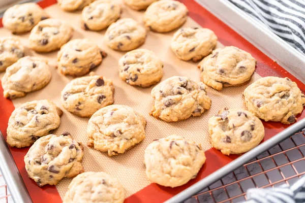 Galletas Chocolate Suave Caseras Recién Horneadas Una Bandeja Para Hornear — Foto de Stock