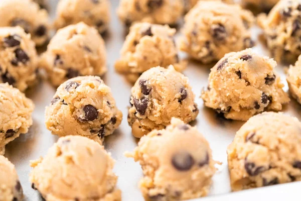 Biscuits Aux Pépites Chocolat Maison Cuillères Pâte Sur Une Plaque — Photo