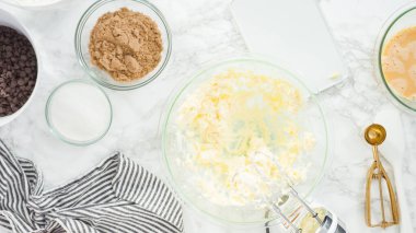 Adım adım. Düz yatıyordu. Çikolata parçacıklı kurabiye yapmak için cam kasede malzemeleri karıştırıyorum..