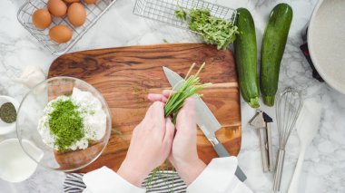 Düz yatıyordu. Adım adım. Taze otlarla ekşi kremayı karıştırıyorum..