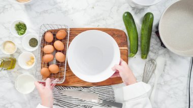 Düz yatıyordu. Adım adım. Kabağa organik kahverengi yumurta kırmak kabak keki yapmak için..