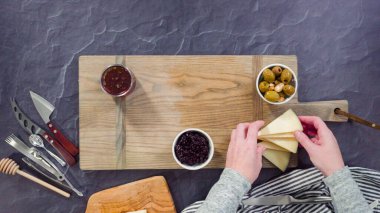 Düz yatıyordu. Büyük bir peynir tahtası için tahtanın üzerinde gurme peynir, kraker ve meyve düzenlemek.