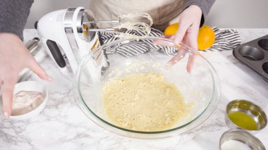 Adım adım. Kızılcık keki pişirmek için karışımı karıştırıyorum..