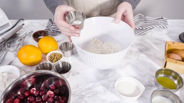 Adım adım. Kızılcık keki pişirmek için karışımı karıştırıyorum..