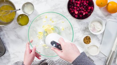 Düz yatıyordu. Adım adım. Kızılcık keki pişirmek için karışımı karıştırıyorum..