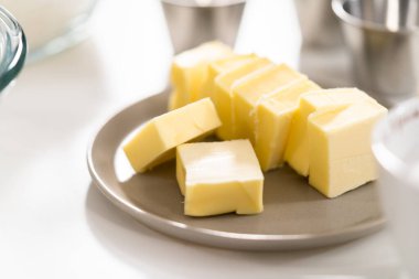 Hindistan cevizli kurabiye pişirmek için küçük küplere dilimlenmiş tereyağı çubuğu..