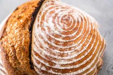 Taze fırınlanmış buğday ekmeği ekmeği ve ekmek koruma sepetinden işaretler..