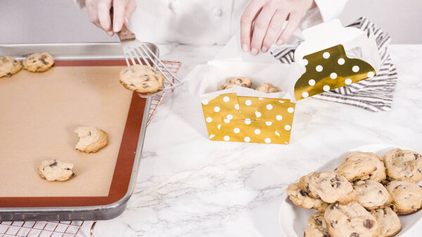 Шаг за шагом. Упаковка домашнего шоколадного печенья в подарочную коробочку.