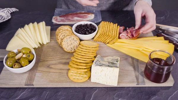 Organizar Queijo Gourmet Crakers Frutas Uma Placa Para Uma Grande — Fotografia de Stock