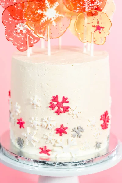 Hohe Runde Torte Mit Italienischem Buttercreme Zuckerguss Mit Fondant Schneeflocken — Stockfoto