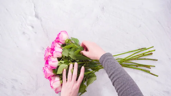 Пласка Лежала Крок Кроком Квіткове Оформлення Букета Рожевих Троянд — стокове фото