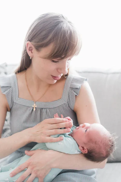 若い母親と生まれたばかりの3週間の娘のライフスタイルの肖像画 — ストック写真