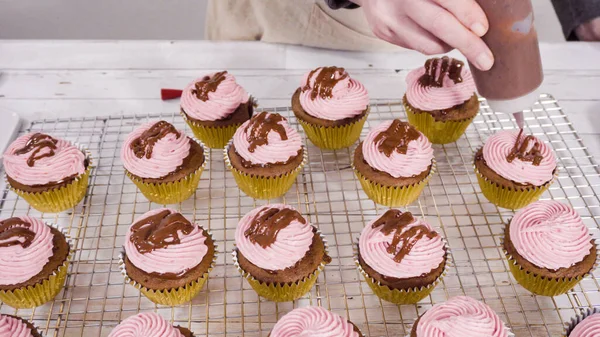 Drizzling Choklad Ganache Ovanpå Baka Choklad Hallon Muffins — Stockfoto