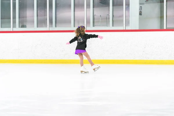 Menina Praticando Patinação Artística Uma Pista Patinação Gelo Interior — Fotografia de Stock