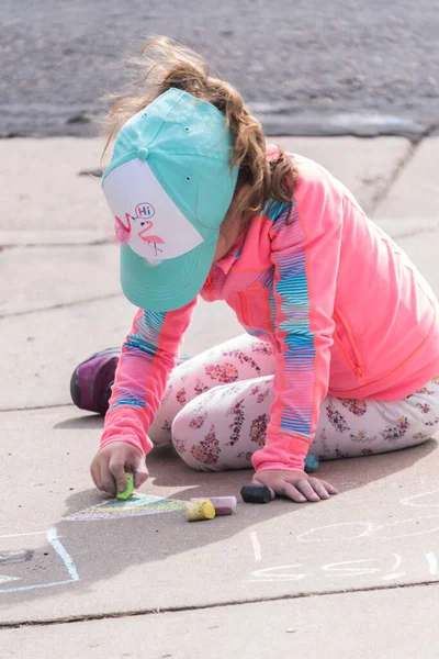 Niña Jugando Con Tiza Una Entrada Frente Casa — Foto de Stock