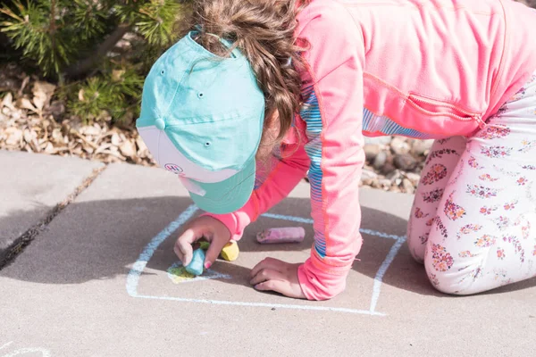 Kleines Mädchen Spielt Mit Kreide Auf Einer Einfahrt Vor Dem — Stockfoto