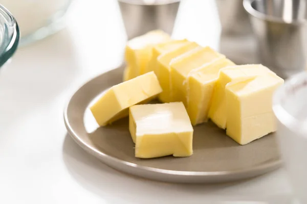 Boterstokje Kleine Blokjes Gesneden Voor Het Bakken Van Kokoskoekjes — Stockfoto