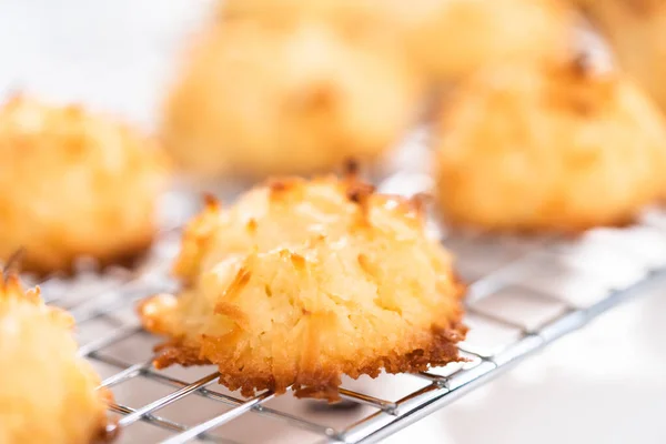 Kühlen Frisch Gebackener Kokosplätzchen Auf Dem Küchentrockner — Stockfoto