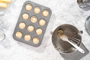 Düz yatıyordu. Vanilyalı kek pişirmek için kek hamurunu kek kalıbıyla kaplayıp kapkek kalıbına koymak..