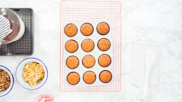 Ležel Krok Krokem Ozdobné Banánové Muffiny Domácím Karamelem Banánovými Lupínky — Stock fotografie