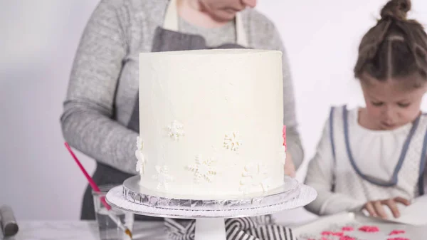 Passo Passo Decorar Bolo Funfetti Redondo Com Flocos Neve Fondant — Fotografia de Stock