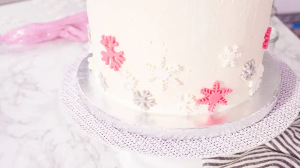 Крок Кроком Декорування Круглого Веселого Торта Рожевими Білими Помадковими Сніжинками — стокове фото