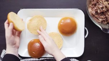 Barbekü, brioche çörekleriyle küçük hamburgerler şeklinde domuz sandviçi çekti..