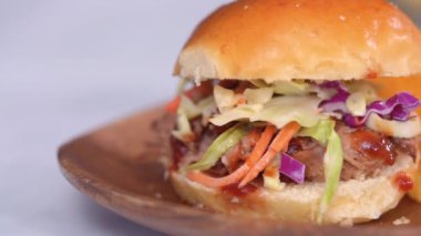 Barbekü, brioche çörekleriyle küçük hamburgerler şeklinde domuz sandviçi çekti..