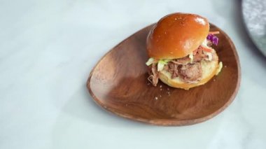 Barbekü, brioche çörekleriyle küçük hamburgerler şeklinde domuz sandviçi çekti..