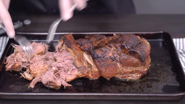 Preparación Sándwiches Cerdo Tirado Con Ensalada Col — Vídeo de stock