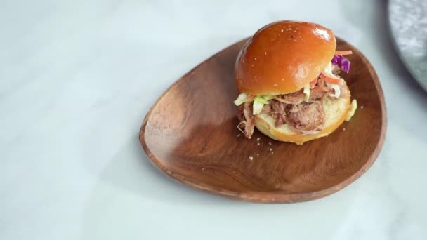 Sandwich Porc Tirée Bbq Forme Petits Curseurs Avec Brioches — Video