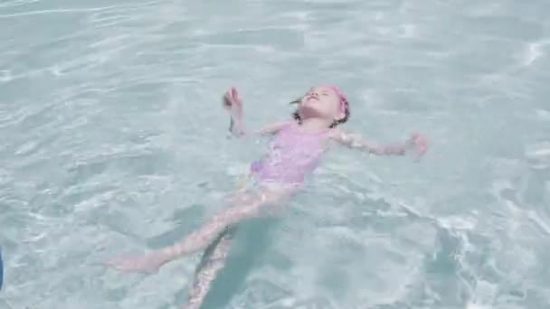 夏に屋外プールで楽しい水泳をしている女の子 — ストック動画
