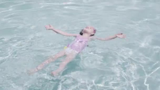 Petite Fille Amusant Nager Dans Piscine Extérieure Été — Video