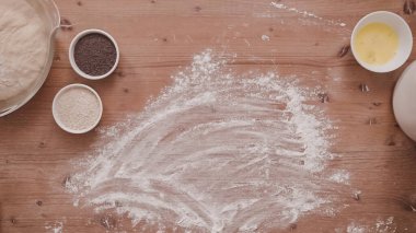 Düz yatıyordu. Adım adım. Hamur challah ekmek pişirmeye bile parçalar halinde haddeleme.