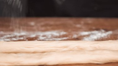 Adım adım. Hamur challah ekmek pişirmeye bile parçalar halinde haddeleme.