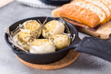 Fırında sarımsak tarifi dökme demir tavada baharatlarla yapılır..