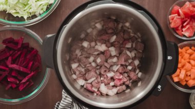 Adım adım. Düz yatıyordu. Pancar çorbası, sebzeli sebze çorbası..