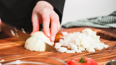 Adım adım. Pancar çorbası, küçük küpler halinde sarı soğan Dilimleme pancar çorbası.