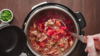 Adım adım. Düz yatıyordu. Pancar çorbası, sebzeli sebze çorbası..