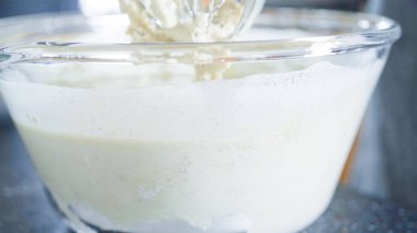 Kahvaltıda taze waffle yapmak için cam karıştırma kabında ev yapımı waffle hamuru hazırlıyorum..