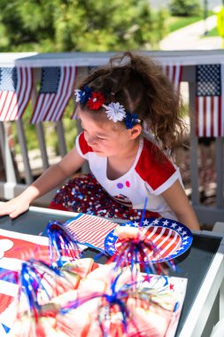 Küçük kızlar arka verandadaki 4 Temmuz partisinde oynuyorlar..